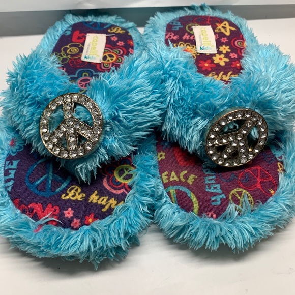 Capelli New York Kids Fuzzy Peace Sign Slippers Girl’s Size 12/13 - Picture 4 of 5